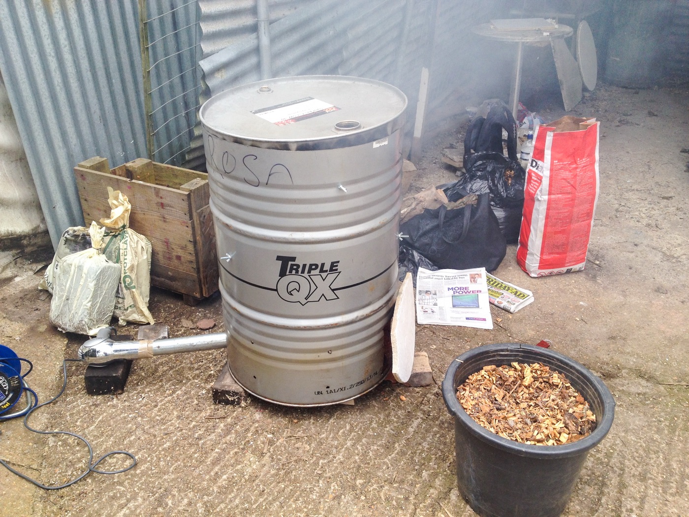 Oil-drum kiln used for smoke firing
